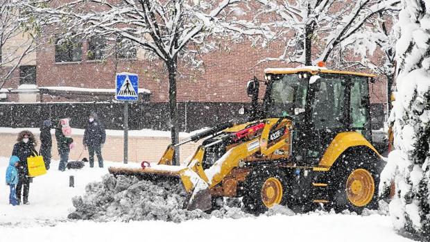 El despliegue de Madrid contra la nieve y el hielo: más de 120 quitanieves, 254 esparcidores y 4.000 toneladas de sal