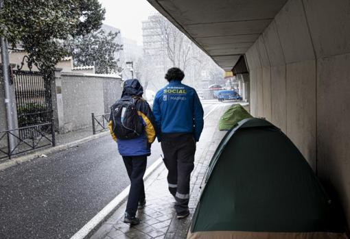 Varias tiendas de campaña desplegadas en el puente de Eduardo Dato