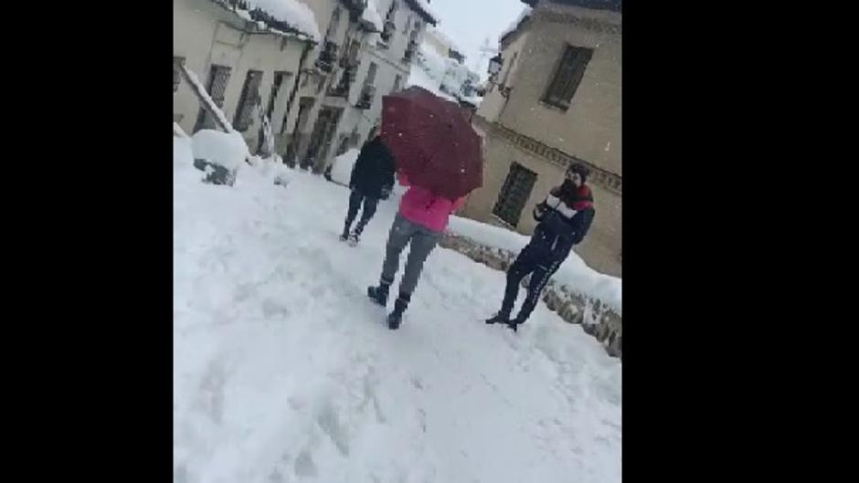 Un esquiador, a punto de arrollar a tres peatones cuando se graba descendiendo por el casco histórico de Toledo