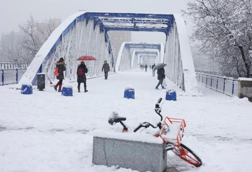 Uno de los puentes urbanos que cruzan el Ebro en Zaragoza, totalmente cubierto por la nieve