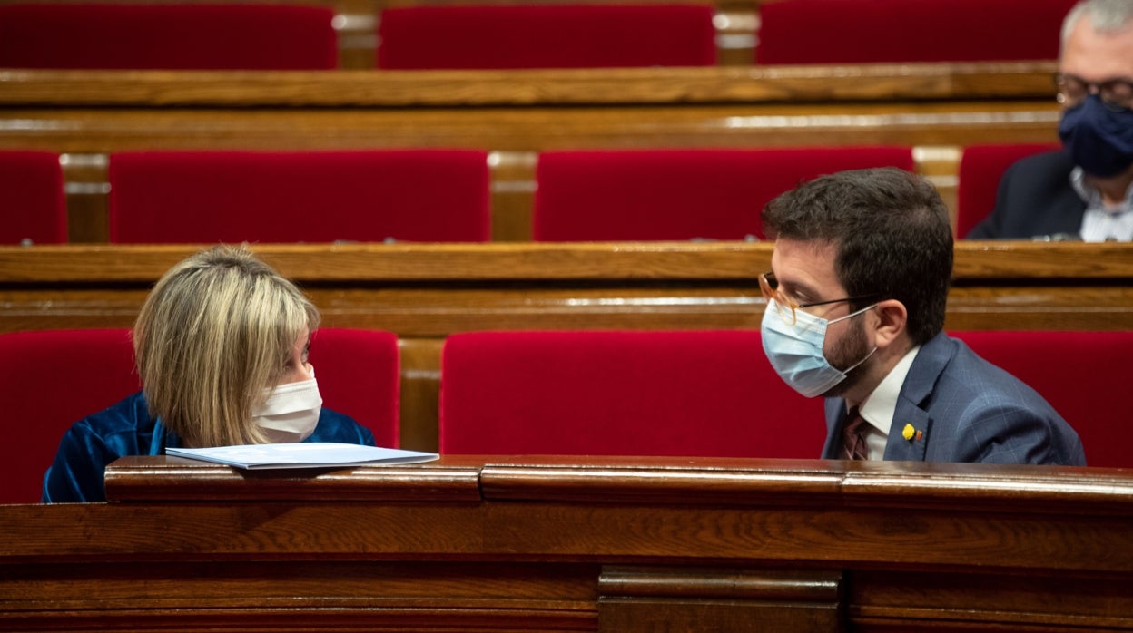 El vicepresidente del Govern y presidente en funciones, Pere Aragonès (d) habla con la consellera de Salud , en el Parlament