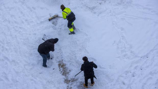 Colaboración ciudadana para apoyar a la incesante labor de los operativos en la retirada de nieve de las calles