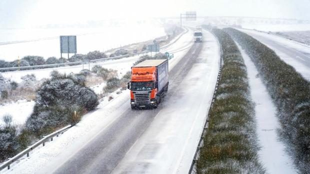 Los miles de camiones atrapados en toda la A-2 vuelven a circular, pero tienen prohibido entrar en Madrid