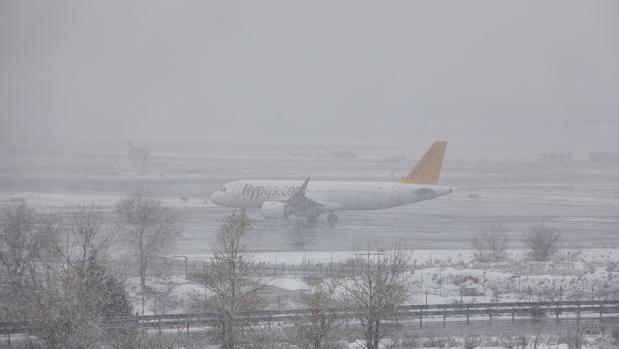 Despegan los primeros vuelos del aeropuerto de Barajas y se restablecen varias líneas de Cercanías de Madrid