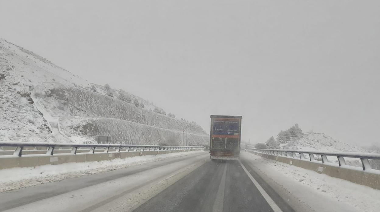 El tráfico de camiones quedó prohibido en todo Aragón el viernes por la tarde, por la nieve y el hielo que dejó el temporal «Filomena»