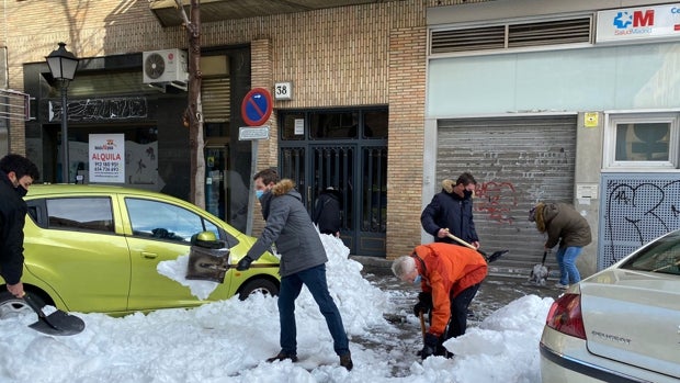 Pablo Casado, pala en mano para ayudar a quitar la nieve en varios centros de salud de Madrid