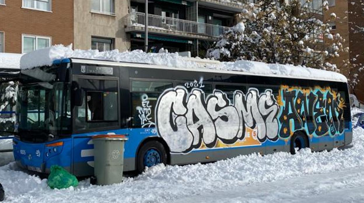 Un autobús atrapado en la nieve ha amanecido con varias pintadas