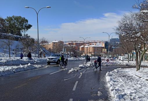 Los accesos a la calle Irlanda a medio día de este domingo