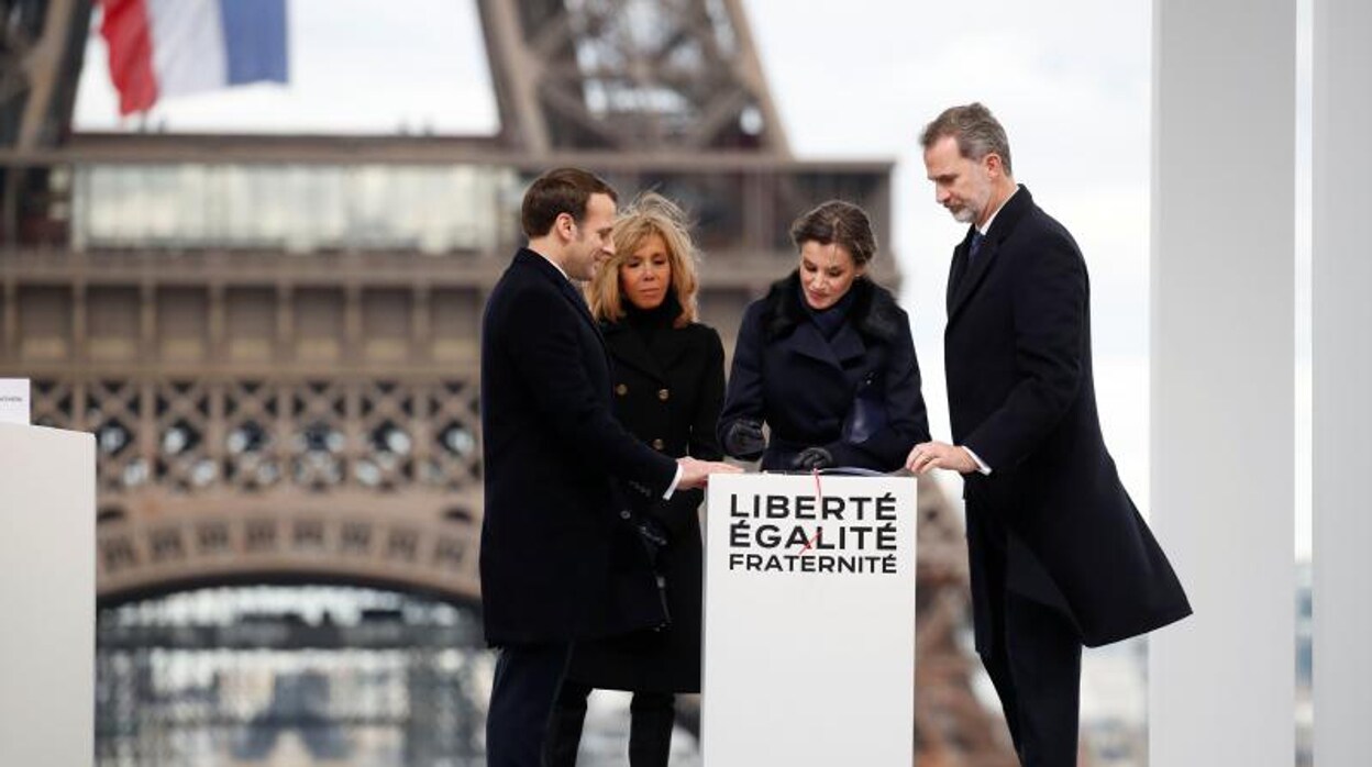 Los Reyes junto al presidente francés Emmanuel Macron en el homenaje de 2020 en París