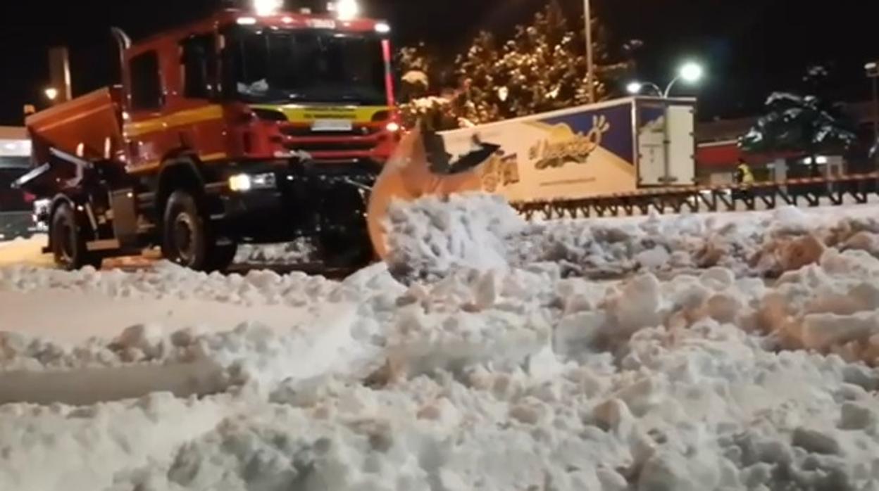 Una quitanieves limpia los accesos en Mecamadrid por la acumulación de nieve