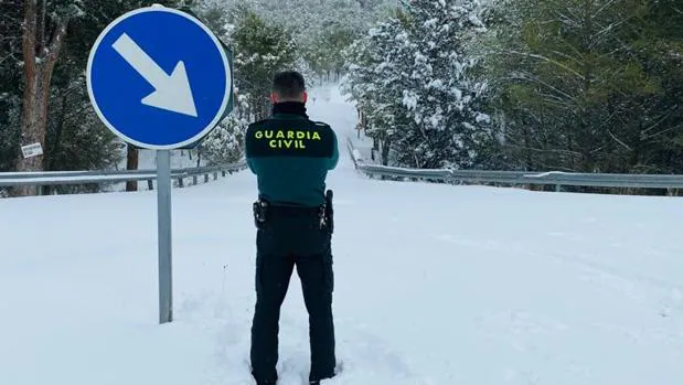 Una quincena de carreteras de Zaragoza siguen bloqueadas por la nieve del temporal «Filomena»