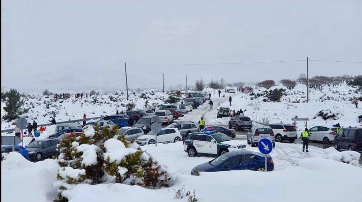 Coches bloqueados en la nieve en Castellón, este domingo