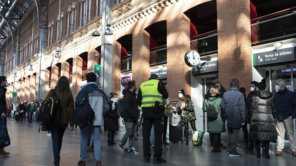 Colas de viajeros, este domingo, en la estación de Atocha