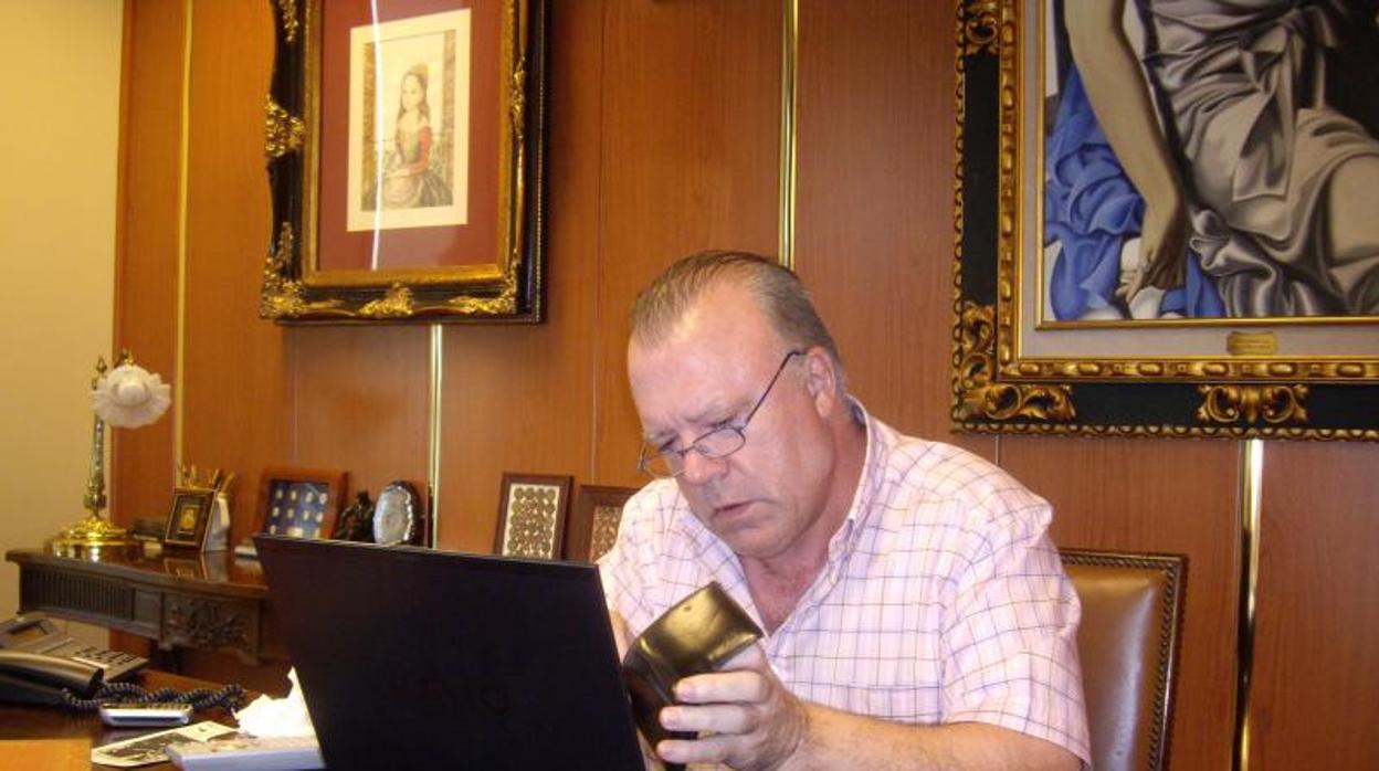 José Manuel Villarejo, un portátil, su cartera y la grabadora