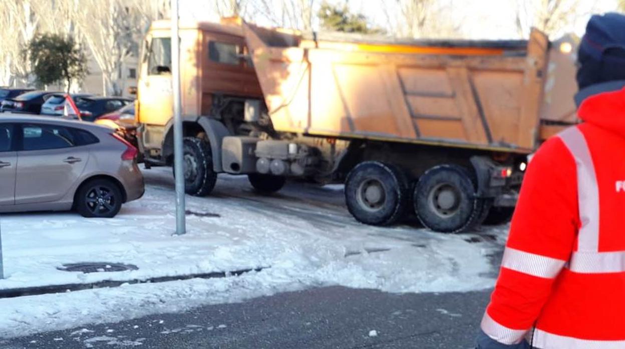 Policía Foral y Bomberos de Navarra seguían hoy con labores de limpieza y acceso a serviciios.