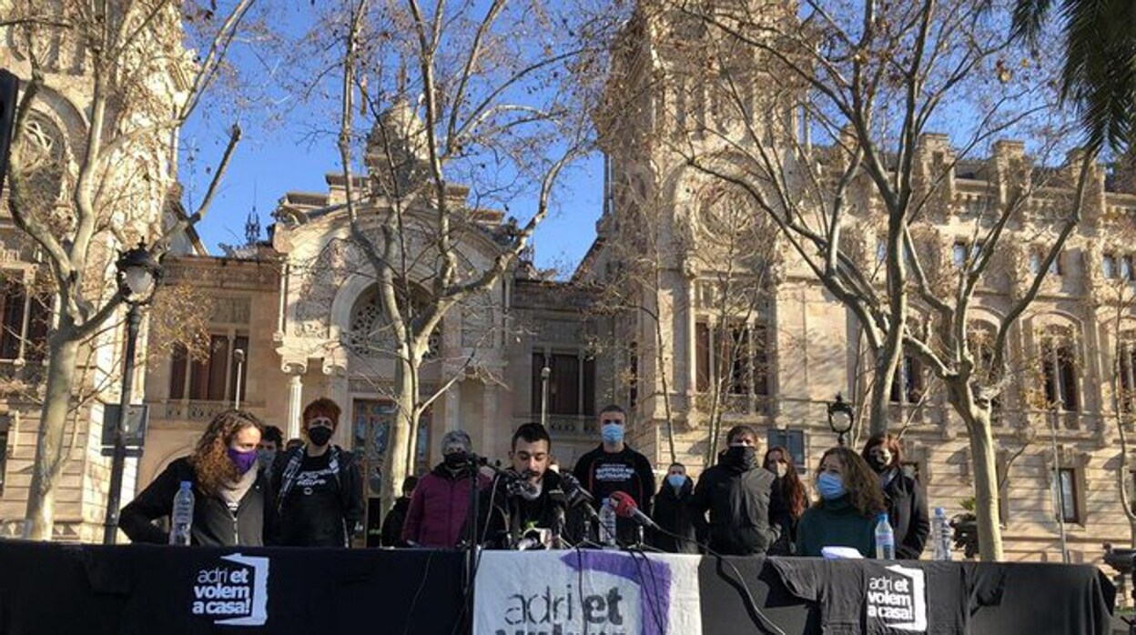 Adrià Carrasco este lunes en una ruede de prensa ante el Palacio de Justicia de Barcelona