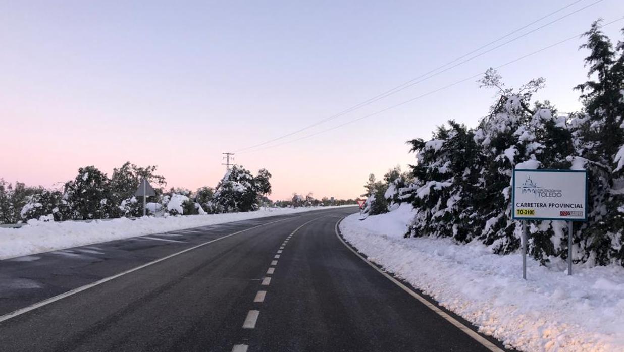 Una de las carreteras de la red provincial, ya despejada de nieve