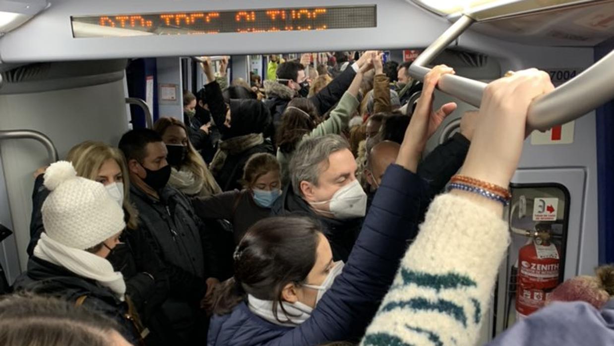 Interior de un vagón de Metro, esta mañana, según imagen recogida por un usuario