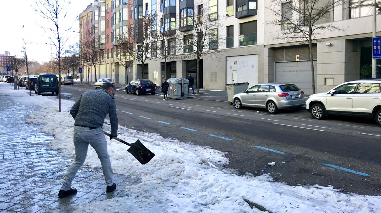 Un hombre limpia una calle en Valladolid, donde este lunes sí que abrieron los colegios