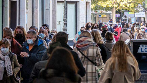 Aglomeraciones en Valencia con el coronavirus en su pico más alto y la izquierda enfrentada por el confinamiento