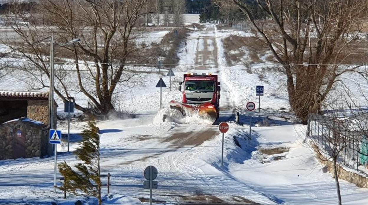 Un vehículo de la Diputación de Soria limpiaba ayer el acceso al municipio de Fuentecantos