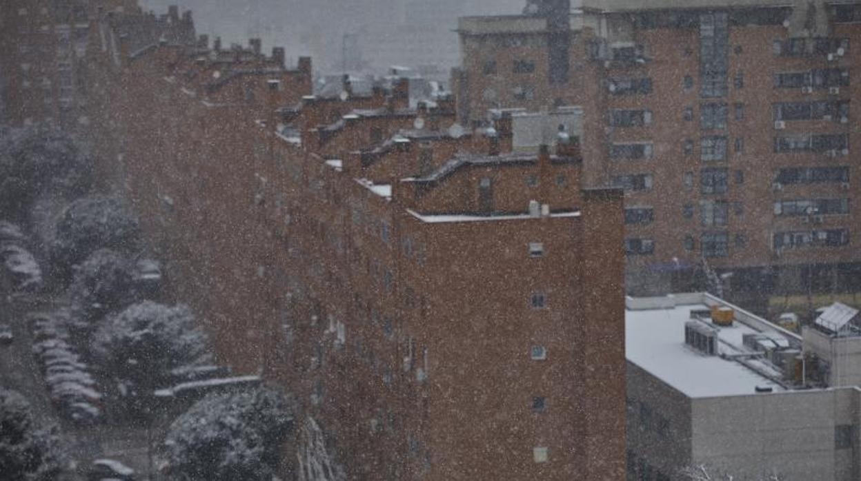 Un bloque de viviendas en Madrid, bajo los restos de nieve y hielo que aún perduran