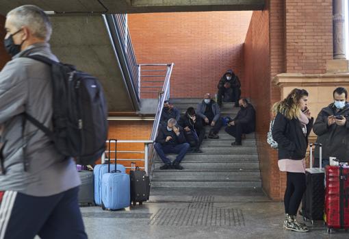 La familia de Rafa Mateo espera en unas escaleras la salida de su tren