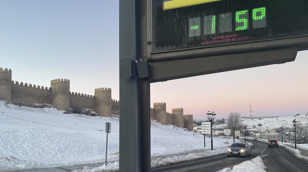 Un termómetro marcando 15 grados bajo cero a los pies de la muralla en Ávila