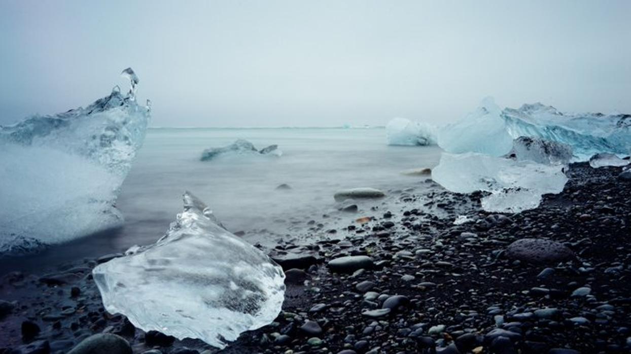 Bloques de hielo sobre la calzada