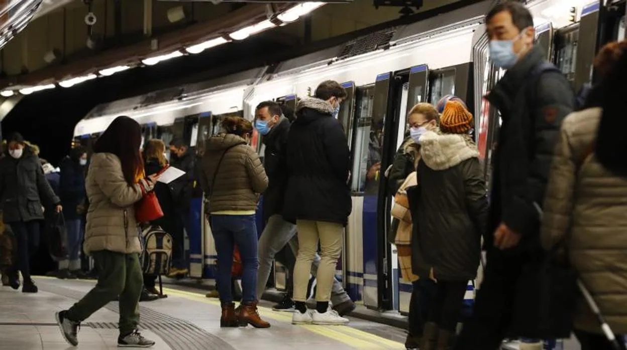 Usuarios tomando el Metro de Madrid, esta mañana