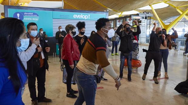 El caos en Barajas sigue con decenas de pasajeros atrapados: «Llevamos tres noches en el suelo»