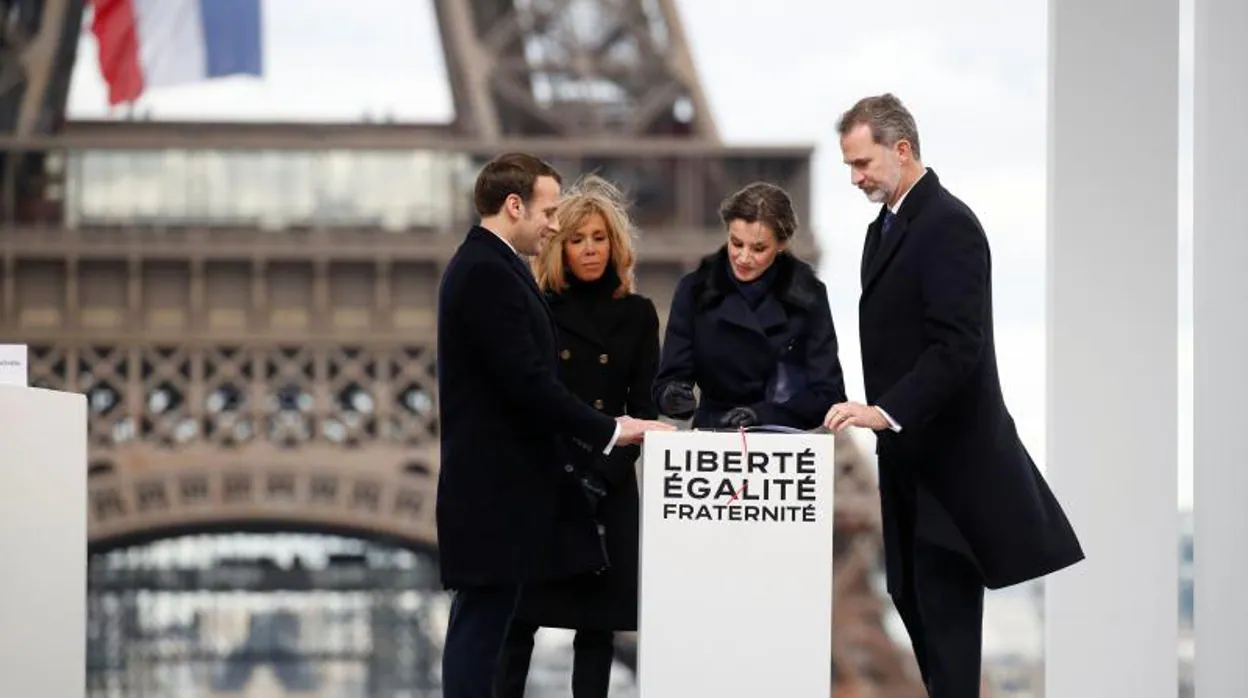 Los Reyes, junto a Macron y su esposa, en la ceremonia en honor a las víctimas en 2020
