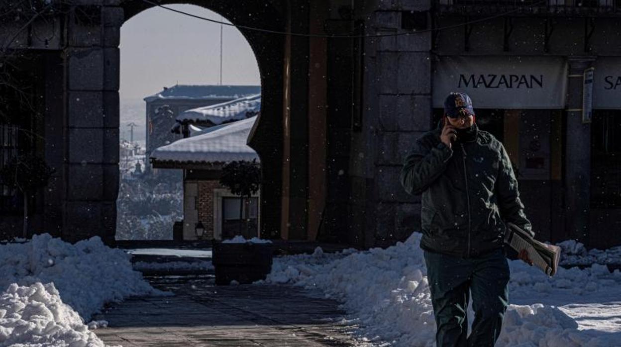 Un hombre camina junto al hielo formado entre la nieve acumulada en las calles de Toledo