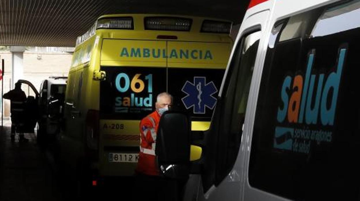 Ambulancias a las puertas de una zona de ingresos de urgencias en un hospital de Zaragoza