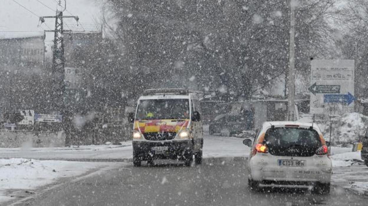 Un vehículo de Samur social se desplaza a la Cañada Real durante la pasada gran nevada