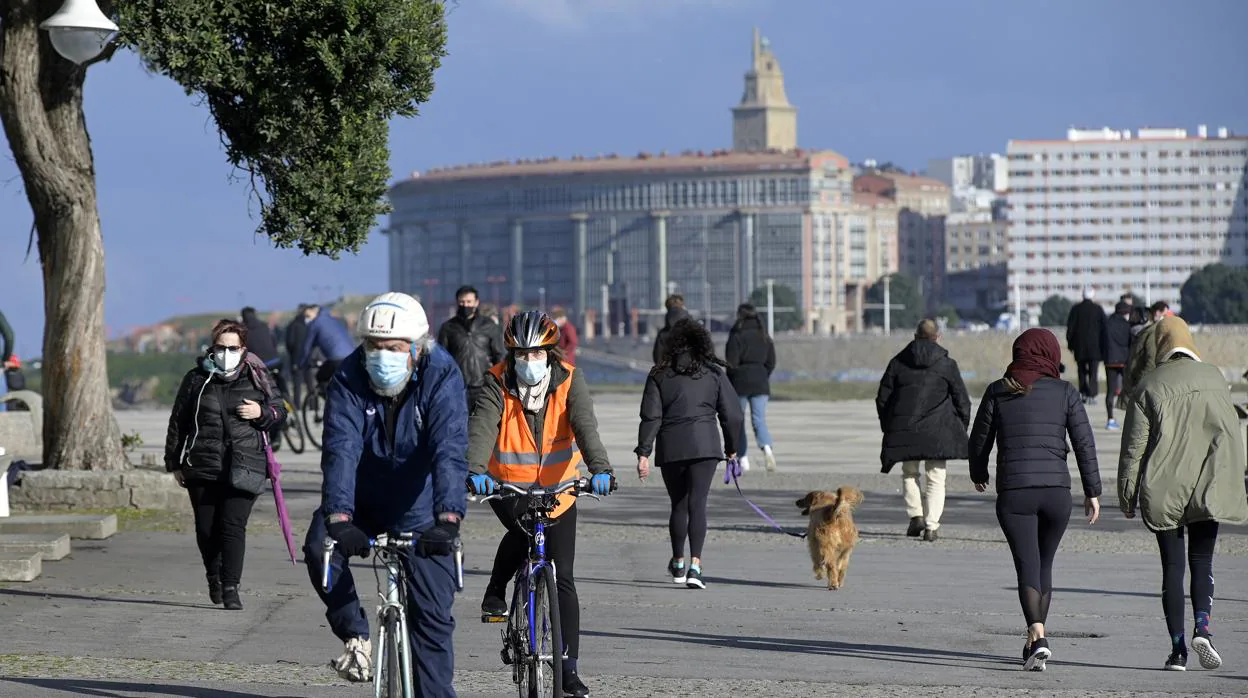 Ciclistas ataviados con la mascarilla obligatoria en las calles de La Coruña