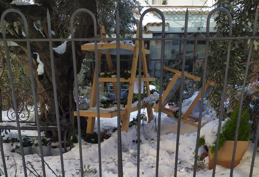 Estado en el que ha quedado el jardín, tras haber sufrido robos en su interior tras la nevada