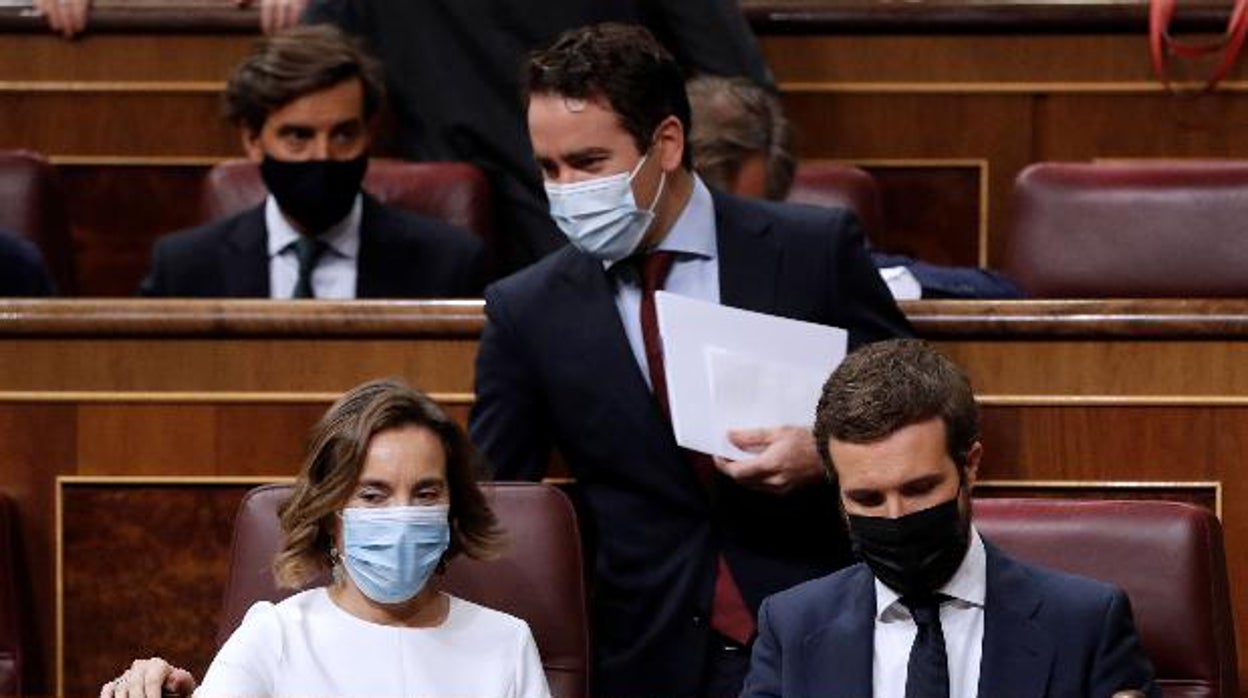 Cuca Gamarra, con Teodoro García Egea y Pablo Casado, en el Congreso de los Diputados