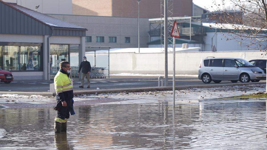 El reventón de varias tuberías anega y obliga a cortar la Avenida de Santander de Valladolid