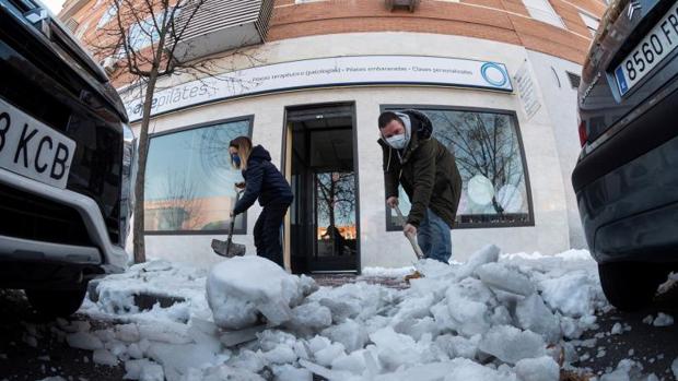 Aguado pide a las empresas con excavadoras contactar con los ayuntamientos para limpiar calles