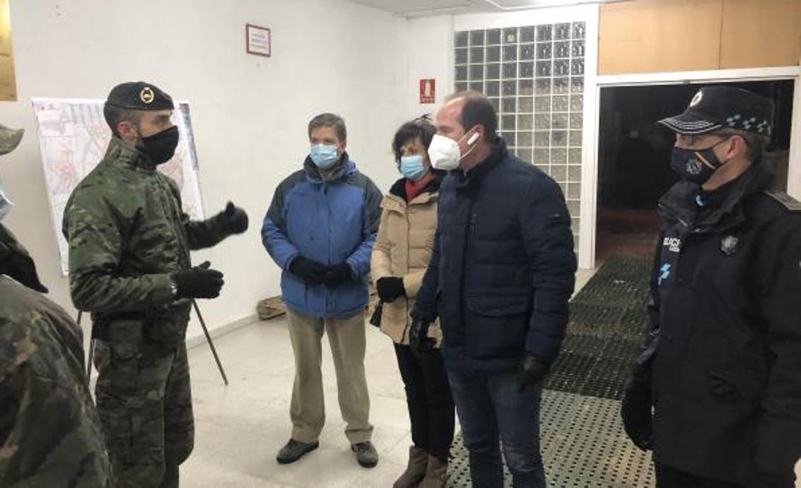 El alcalde de Guadalajara conversa con uno de los militares del Ejército de Tierra