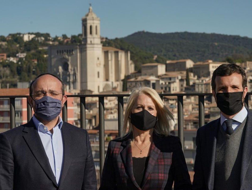 Pablo Casado, con Maria Àngels Olmedo y Alejandro Fernández, en Gerona