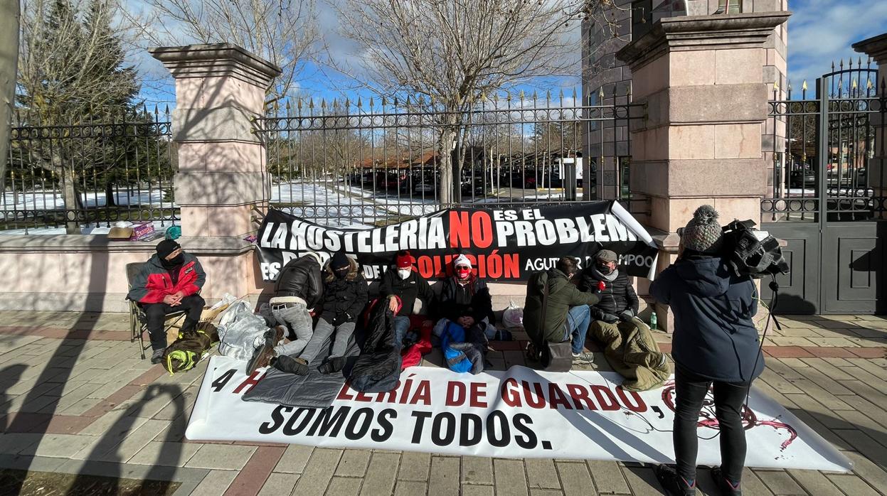 Hosteleros de la zona de Guardo (Palencia) se han vuelto a manifestar esta mañana ante la puerta de la sede de la Junta, en Valladolid