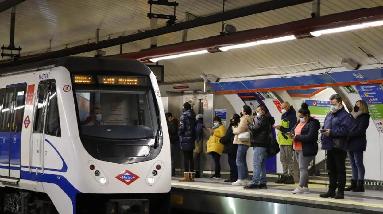 Usuarios esperando el Metro en la madrileña estación de Sol