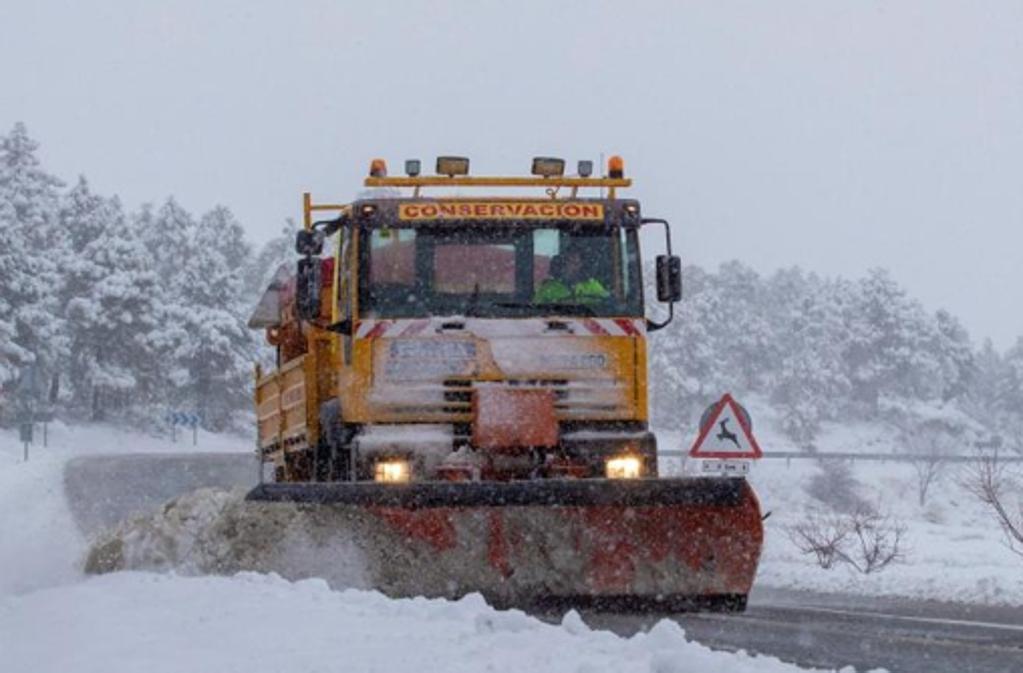 Una máquina quitanieves limpiando una de las carreteras albaceteñas