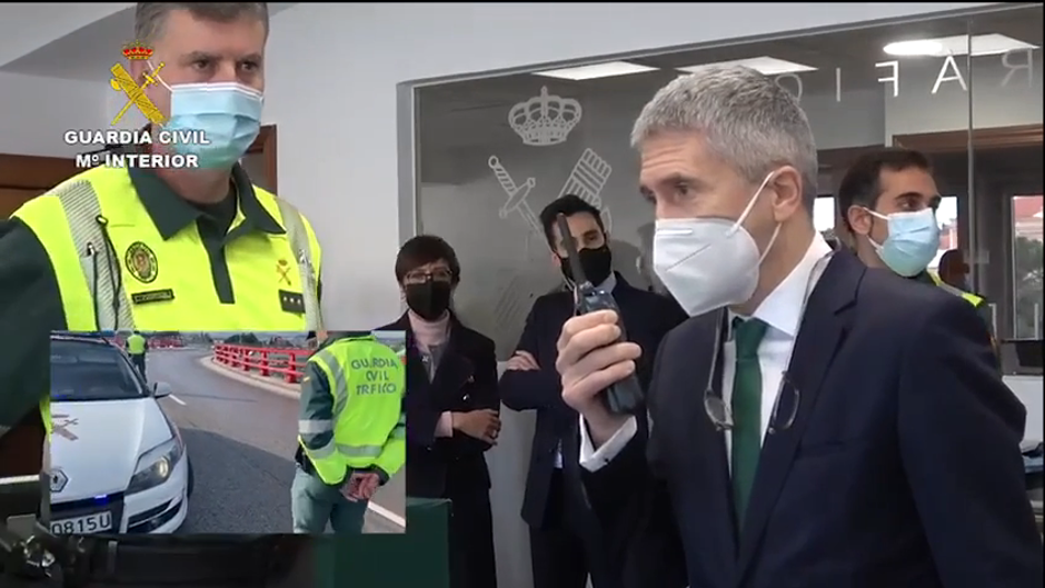 El ministro del Interior agradece por radio su trabajo a los agentes de la Guardia Civil