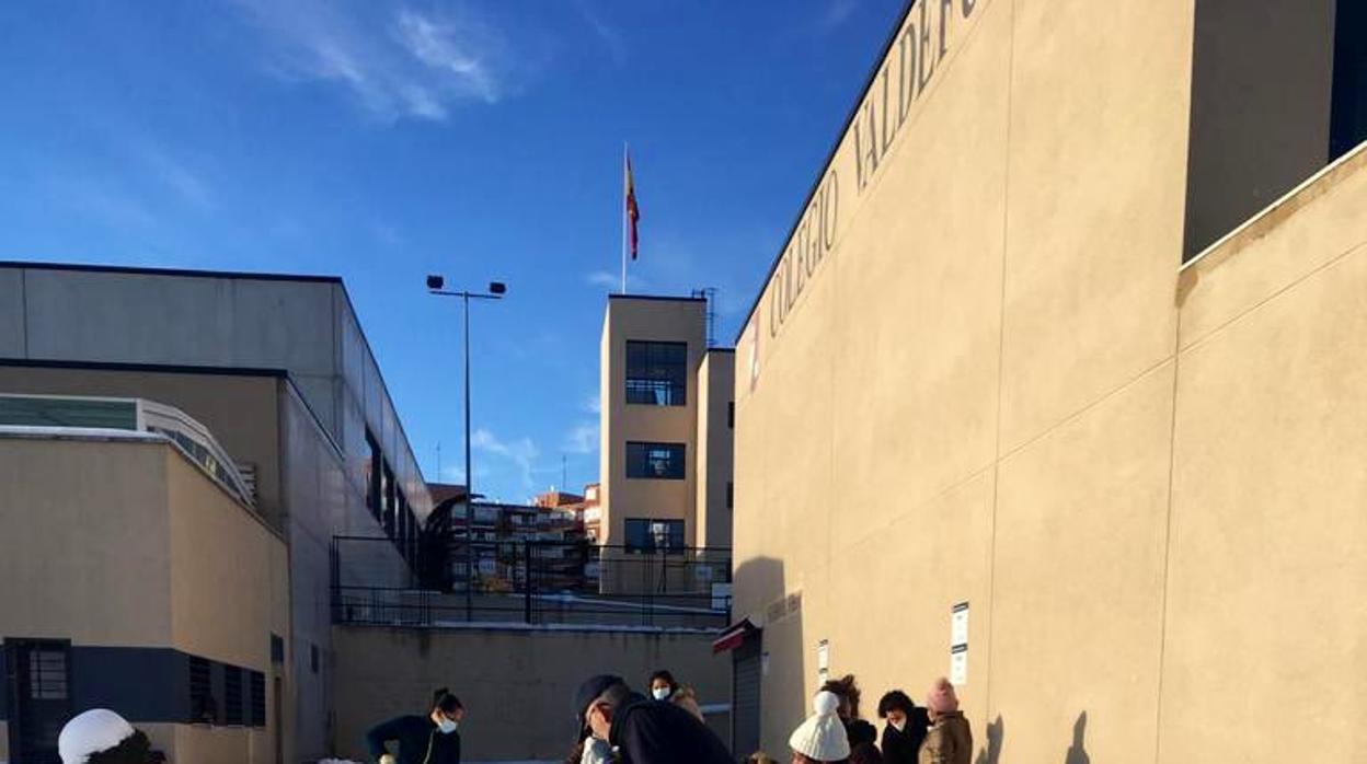 Padres limpiando los accesos y el interior del colegio Sanchinarro