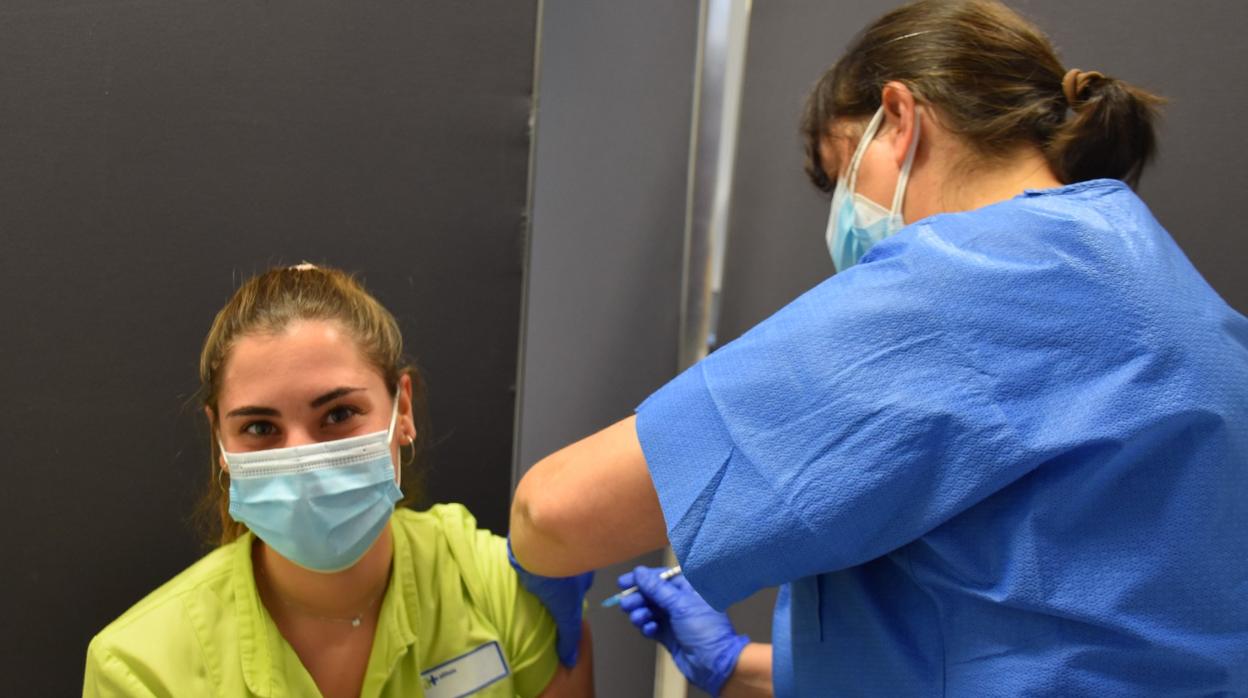 Una trabajadora sanitaria, durante su vacunación