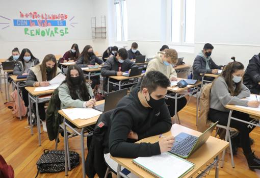 Muchos de los alumnos siguen las clases con prendas de abrigo