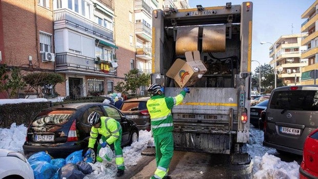 La nieve y la basura se acumulan en Madrid una semana después del temporal